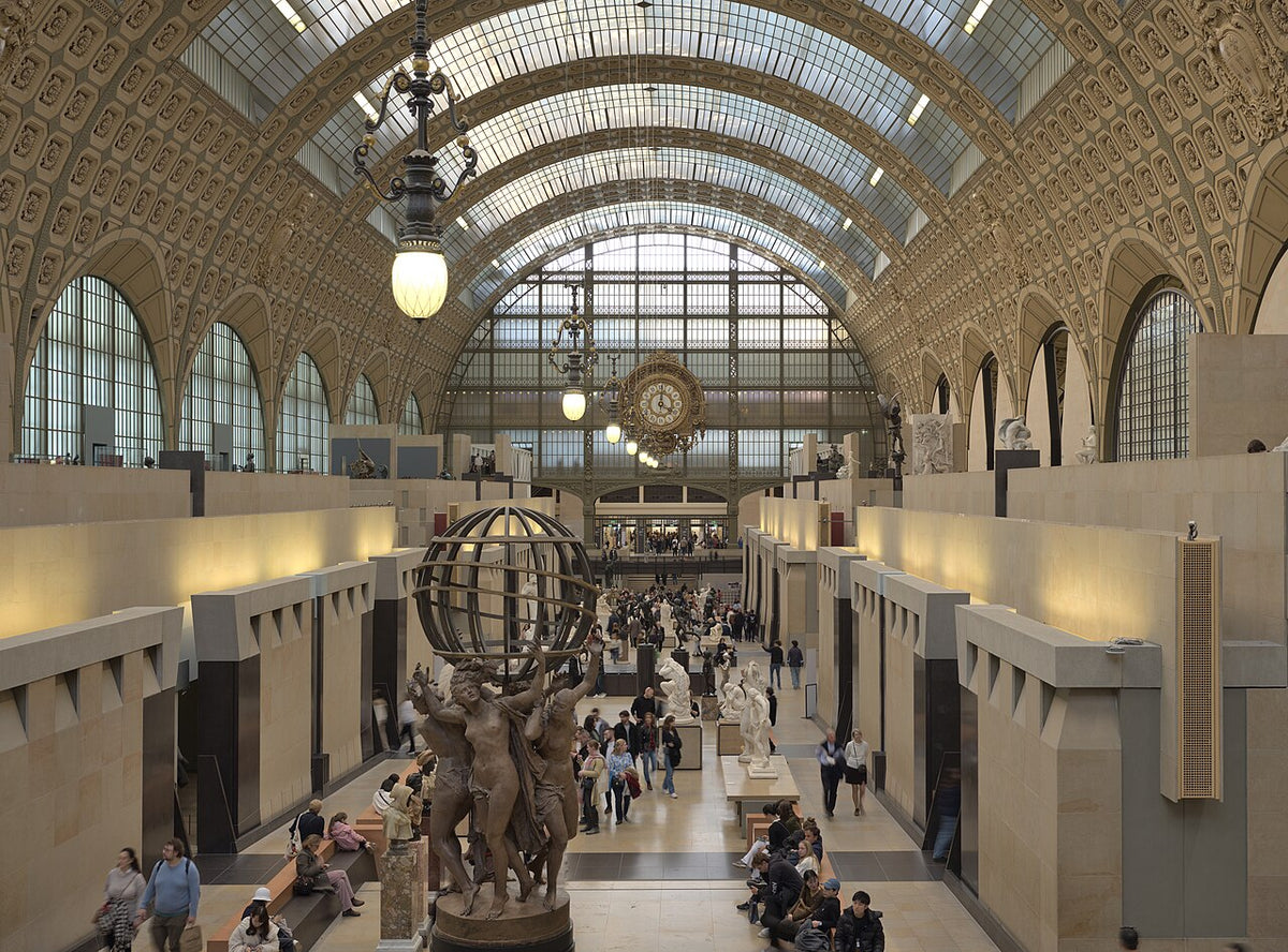 Vue intérieure du Musée d'Orsay à Paris, nef principale où sont exposés les chefs-d'œuvre impressionnistes de Renoir dans les musées de France