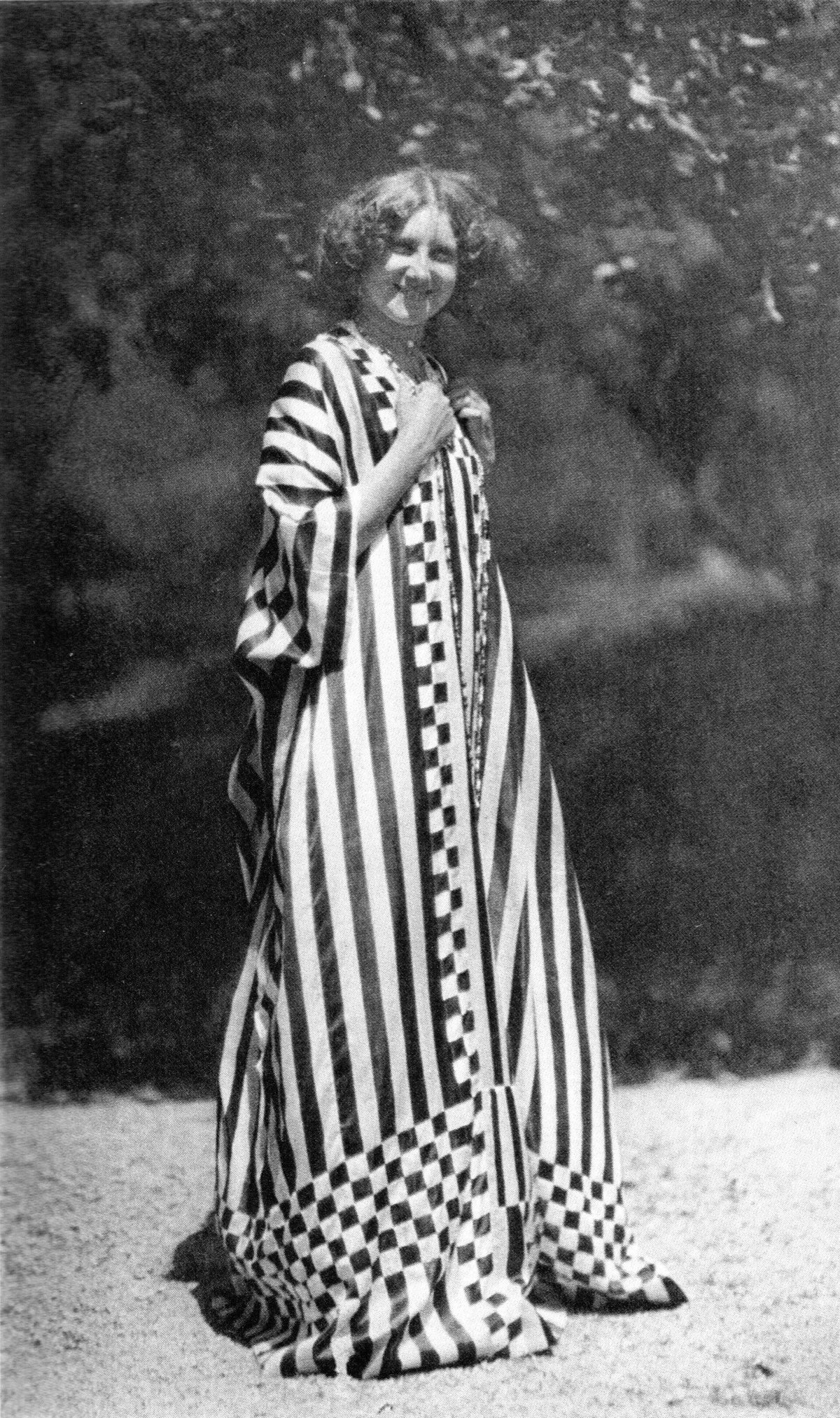Emilie Flöge en robe réformée à l’Attersee en 1909