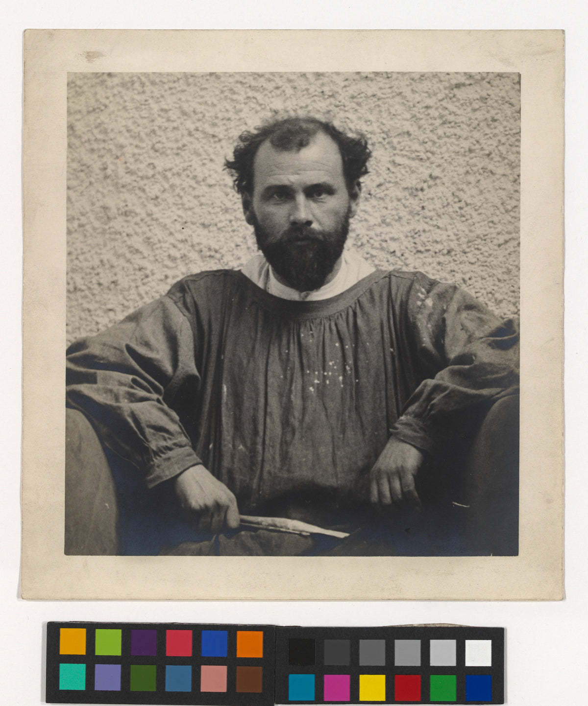 Gustav Klimt en manteau d’atelier, photographie de Moriz Nähr, 1902