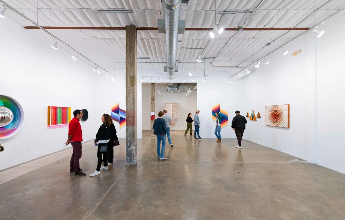 Visiteurs découvrant les galeries et ateliers de Canopy à Austin, Texas