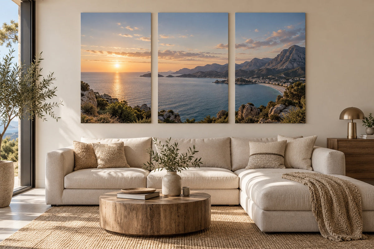 Paysage côtier imaginaire réparti sur trois toiles verticales dans un salon, illustration générée par IA