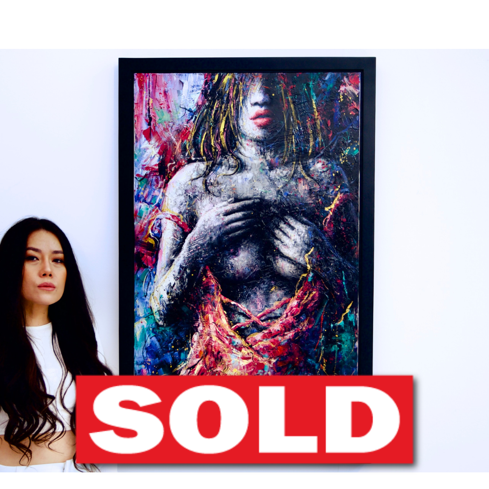 امرأة ترتدي فستانًا ورديًا | 60 × 100 سم