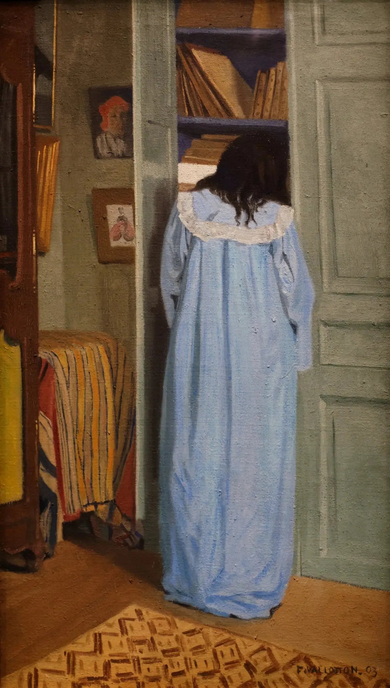 Intérieur, femme en bleu fouillant dans une armoire - Félix Vallotton image 1 reproduction de peinture à l’huile