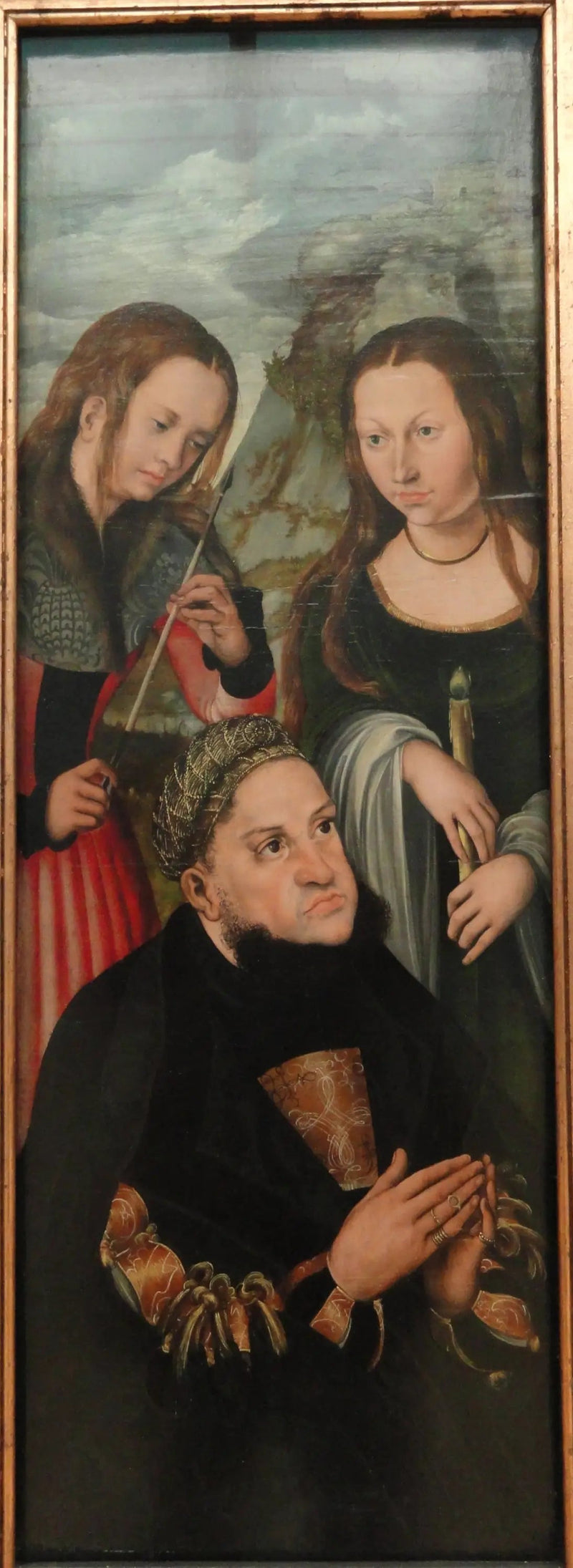 الناخب فريدريك الحكيم من ساكسونيا (1463-1525) مع القديسات أورسولا (على اليسار) وجينيفيف (على اليمين) - لوكاس كرانه الأقدم